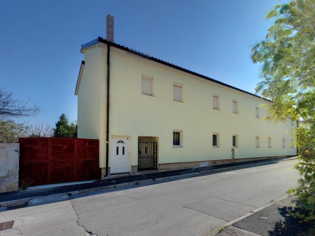Cinema House Single & Double Rooms & Studio Apartments Пула Екстериор снимка