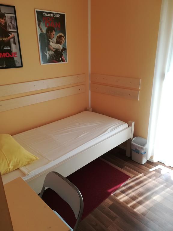 Cinema House Single & Double Rooms & Studio Apartments Пула Екстериор снимка
