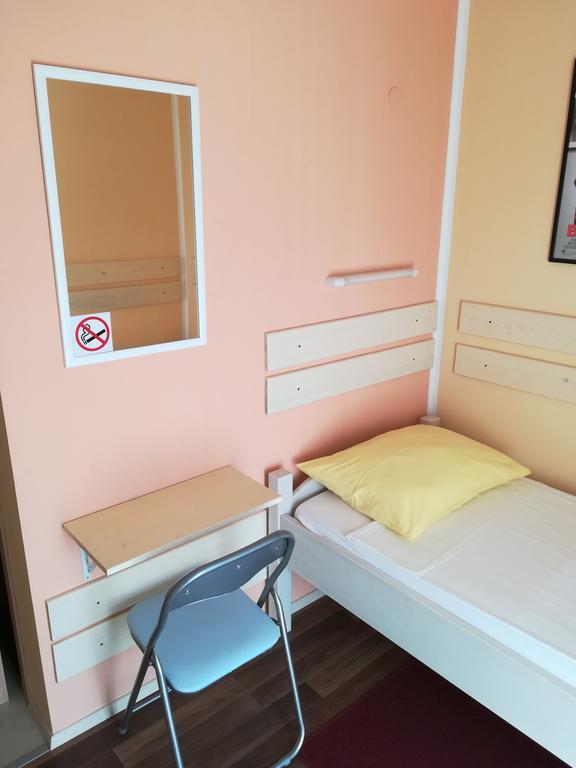 Cinema House Single & Double Rooms & Studio Apartments Пула Екстериор снимка
