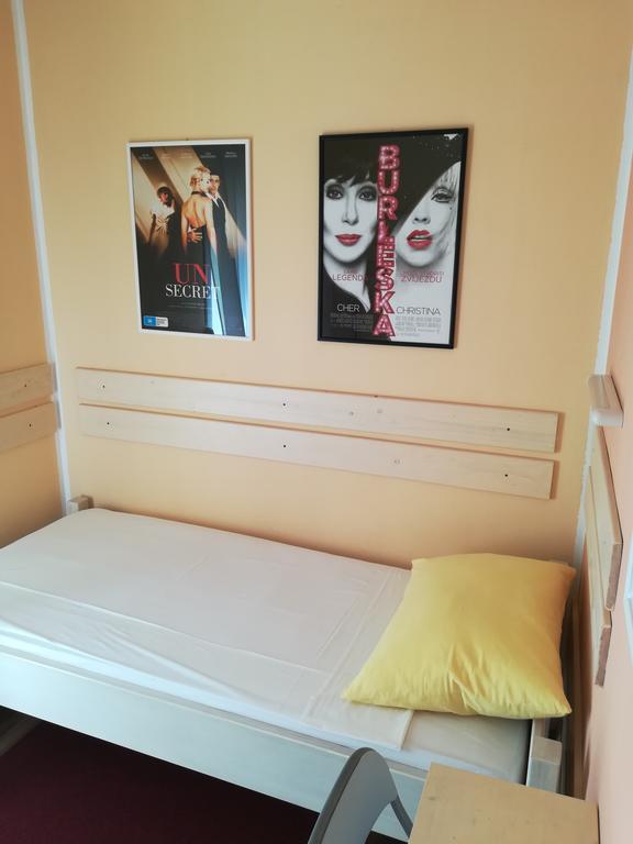 Cinema House Single & Double Rooms & Studio Apartments Пула Екстериор снимка