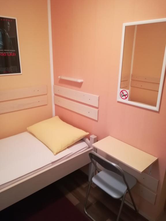 Cinema House Single & Double Rooms & Studio Apartments Пула Екстериор снимка