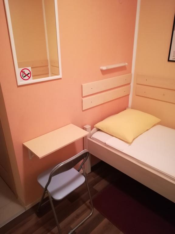 Cinema House Single & Double Rooms & Studio Apartments Пула Екстериор снимка