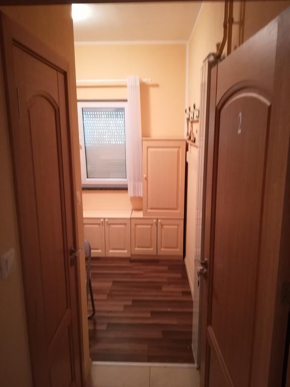 Cinema House Single & Double Rooms & Studio Apartments Пула Екстериор снимка