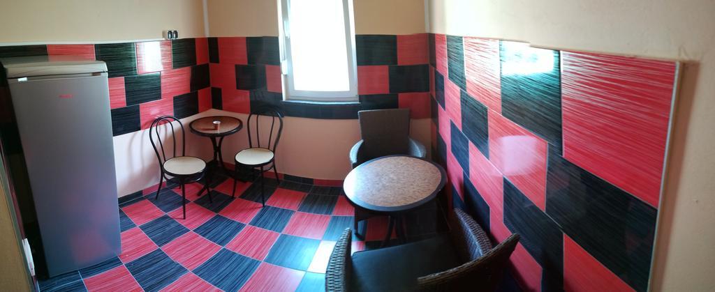 Cinema House Single & Double Rooms & Studio Apartments Пула Екстериор снимка