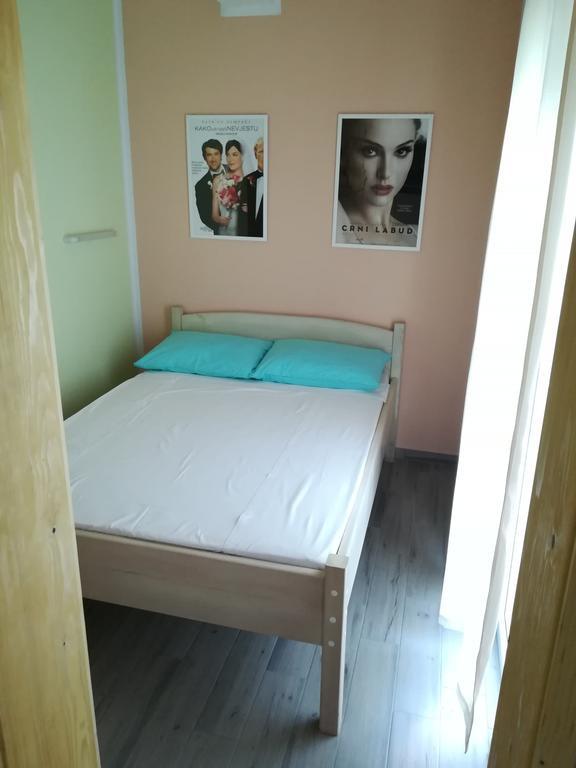 Cinema House Single & Double Rooms & Studio Apartments Пула Екстериор снимка