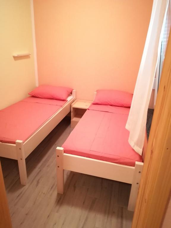 Cinema House Single & Double Rooms & Studio Apartments Пула Екстериор снимка