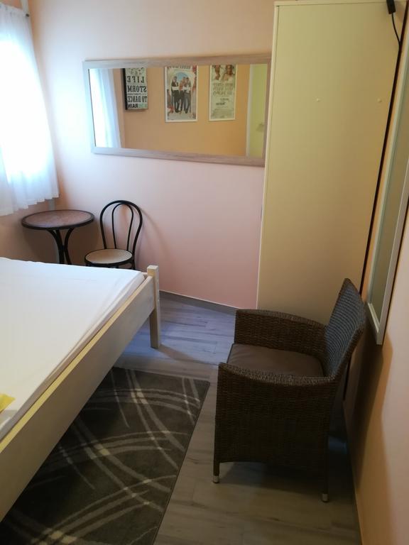 Cinema House Single & Double Rooms & Studio Apartments Пула Екстериор снимка
