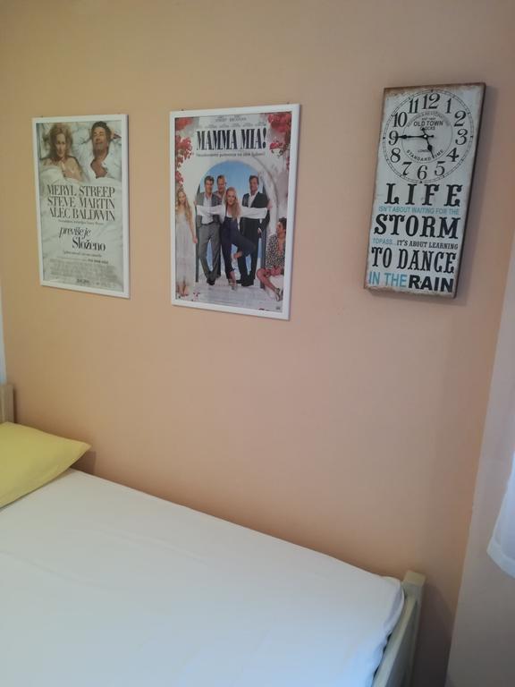 Cinema House Single & Double Rooms & Studio Apartments Пула Екстериор снимка