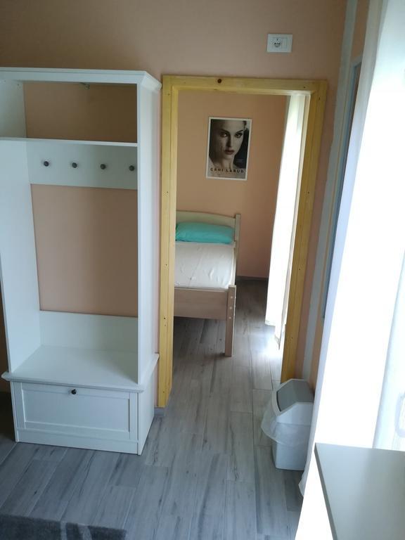 Cinema House Single & Double Rooms & Studio Apartments Пула Екстериор снимка