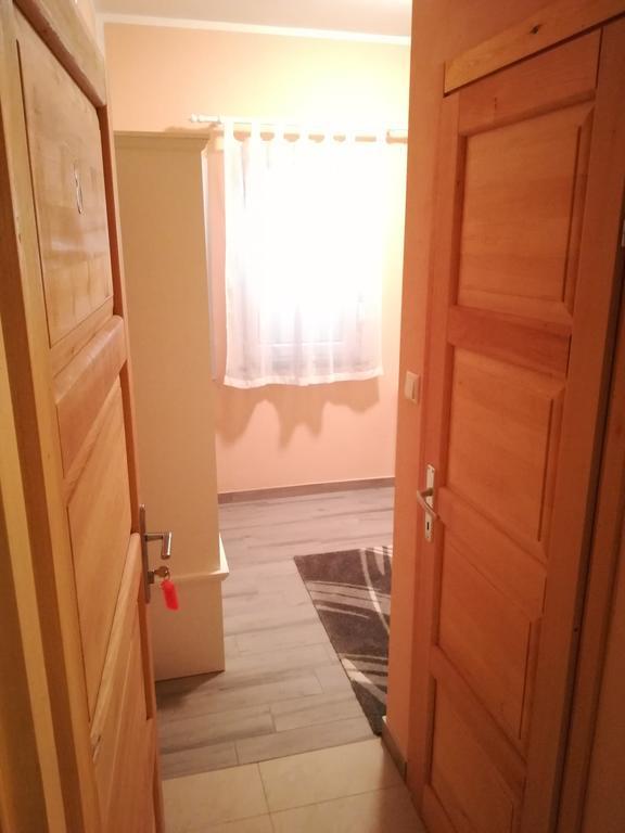 Cinema House Single & Double Rooms & Studio Apartments Пула Екстериор снимка