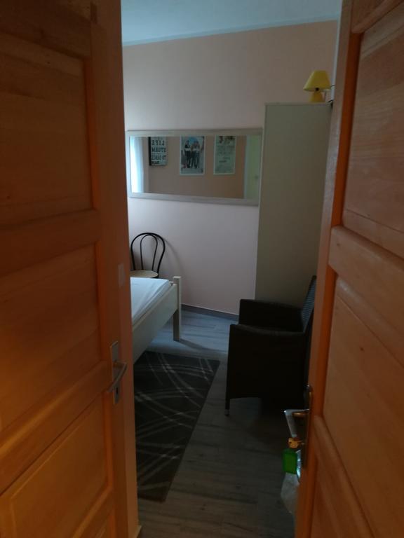 Cinema House Single & Double Rooms & Studio Apartments Пула Екстериор снимка