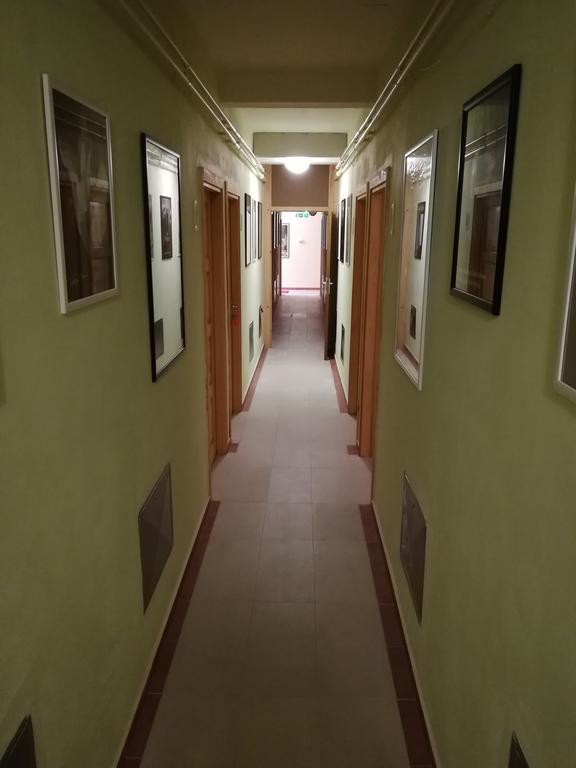 Cinema House Single & Double Rooms & Studio Apartments Пула Екстериор снимка