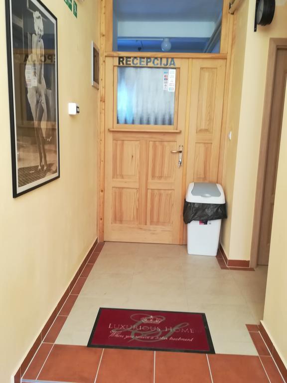 Cinema House Single & Double Rooms & Studio Apartments Пула Екстериор снимка