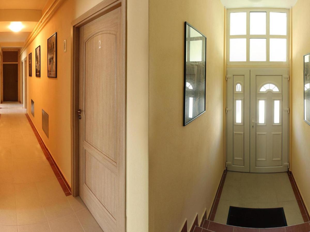 Cinema House Single & Double Rooms & Studio Apartments Пула Екстериор снимка